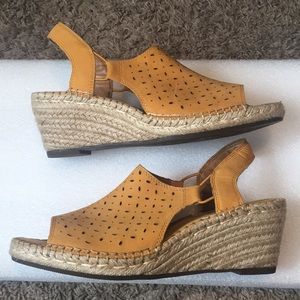 Women Clarks Artisan Sandals NWOT